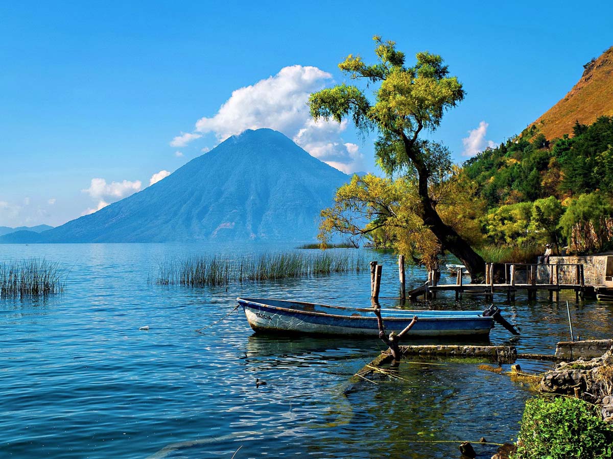 Viaje al Corazón del Fuego y el Agua: Descubriendo los Volcanes y Lagos de Guatemala